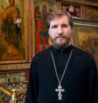иерей Алексий Малютин духовник воскресной школы храма Архистратига Михаила в Тропарево. Отец семерых детей.
