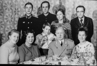 Александр Родимцев со своей большой семьей в день своего 70-летия, 8 марта 1975 года. Слева направо: нижний ряд - дочь Ирина, жена Екатерина Осиповна, внук Павел, А.И.Родимцев, дочь Наташа; верхний ряд - внук Александр, сын Илья, невестка Ирина, зять Юрий Матюхин