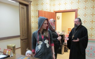 Пациенты больницы с отцом Серафимом (Петровским)